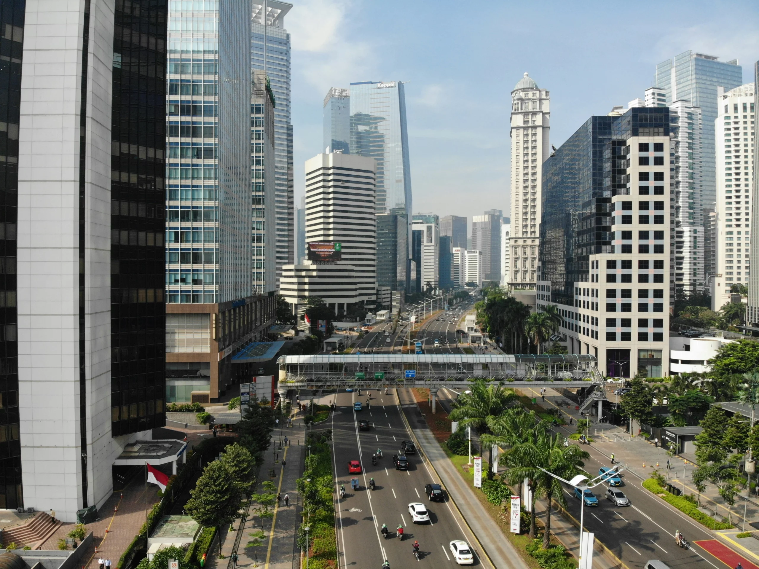 Voyage entre femmes en Indonésie : centre-ville moderne de Jakarta avec gratte-ciel et boulevard arboré – Salma Travel