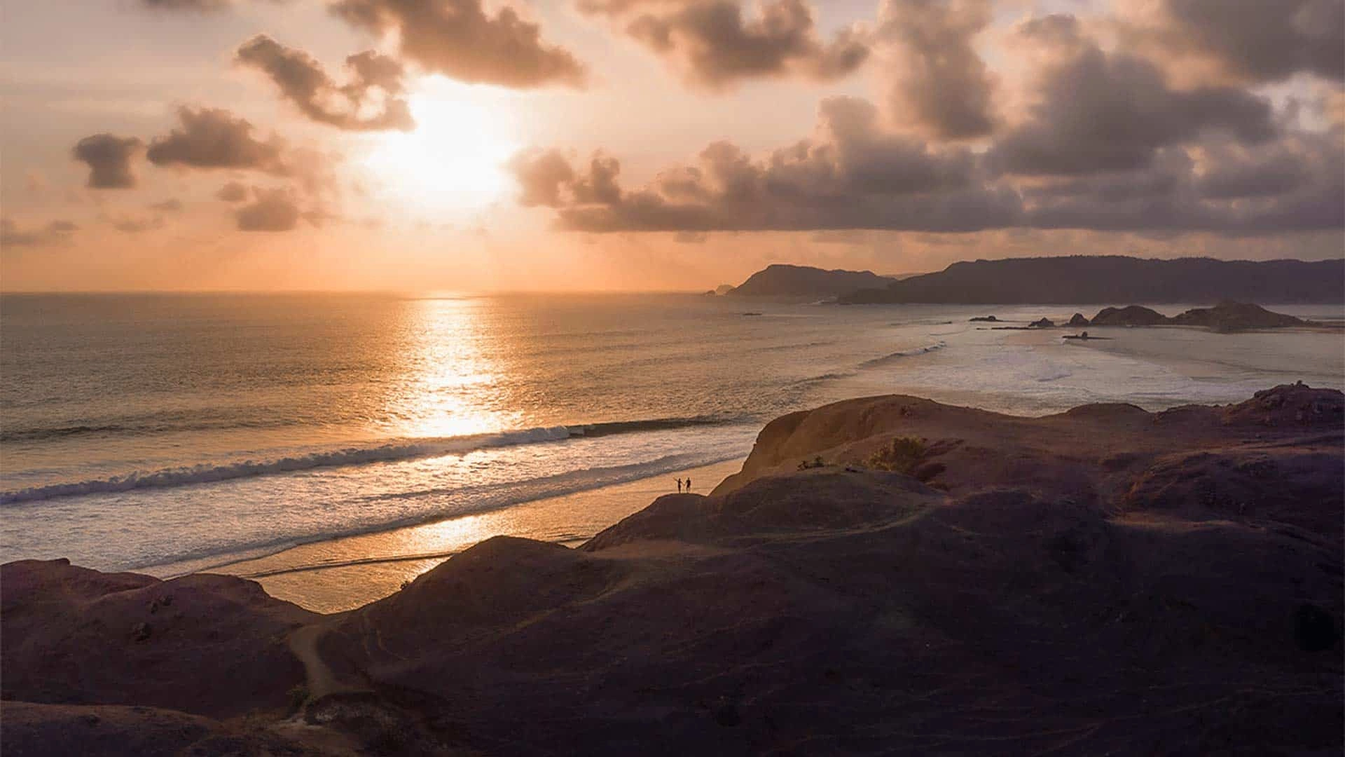 Voyage entre femmes en Indonésie : coucher de soleil sur les collines et la mer à Lombok, île des Nusa Tenggara – Salma Travel