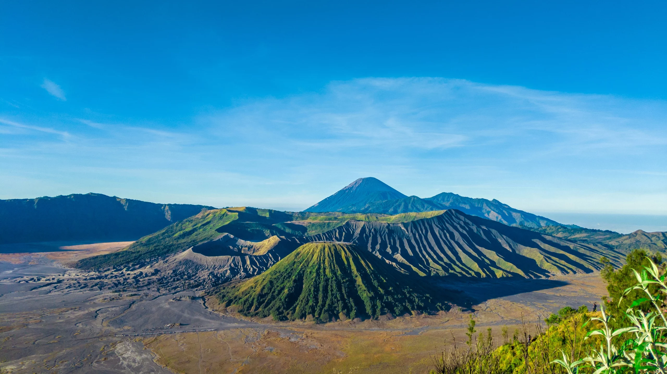 Voyage entre femmes en Indonésie : vue panoramique sur le mont Bromo et ses volcans voisins dans un paysage de caldeira – Salma Travel