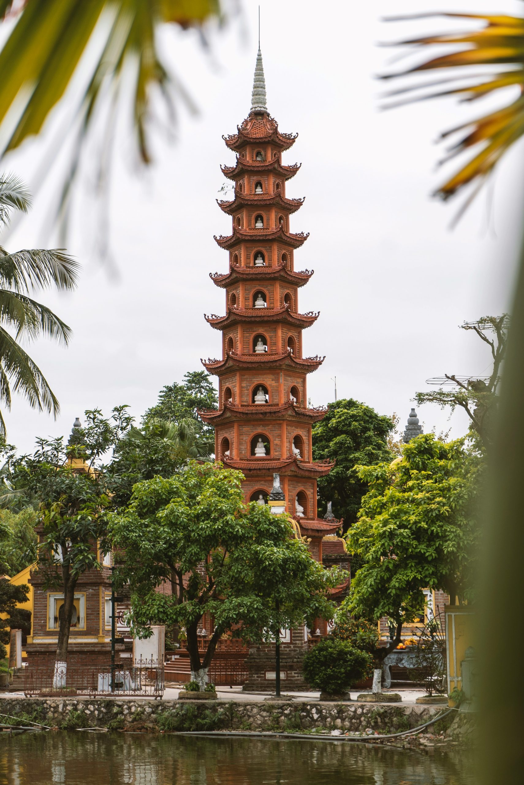 Voyage entre femmes au Vietnam : pagode Tran Quoc au bord du lac à Hanoï entourée de palmiers – Salma Travel