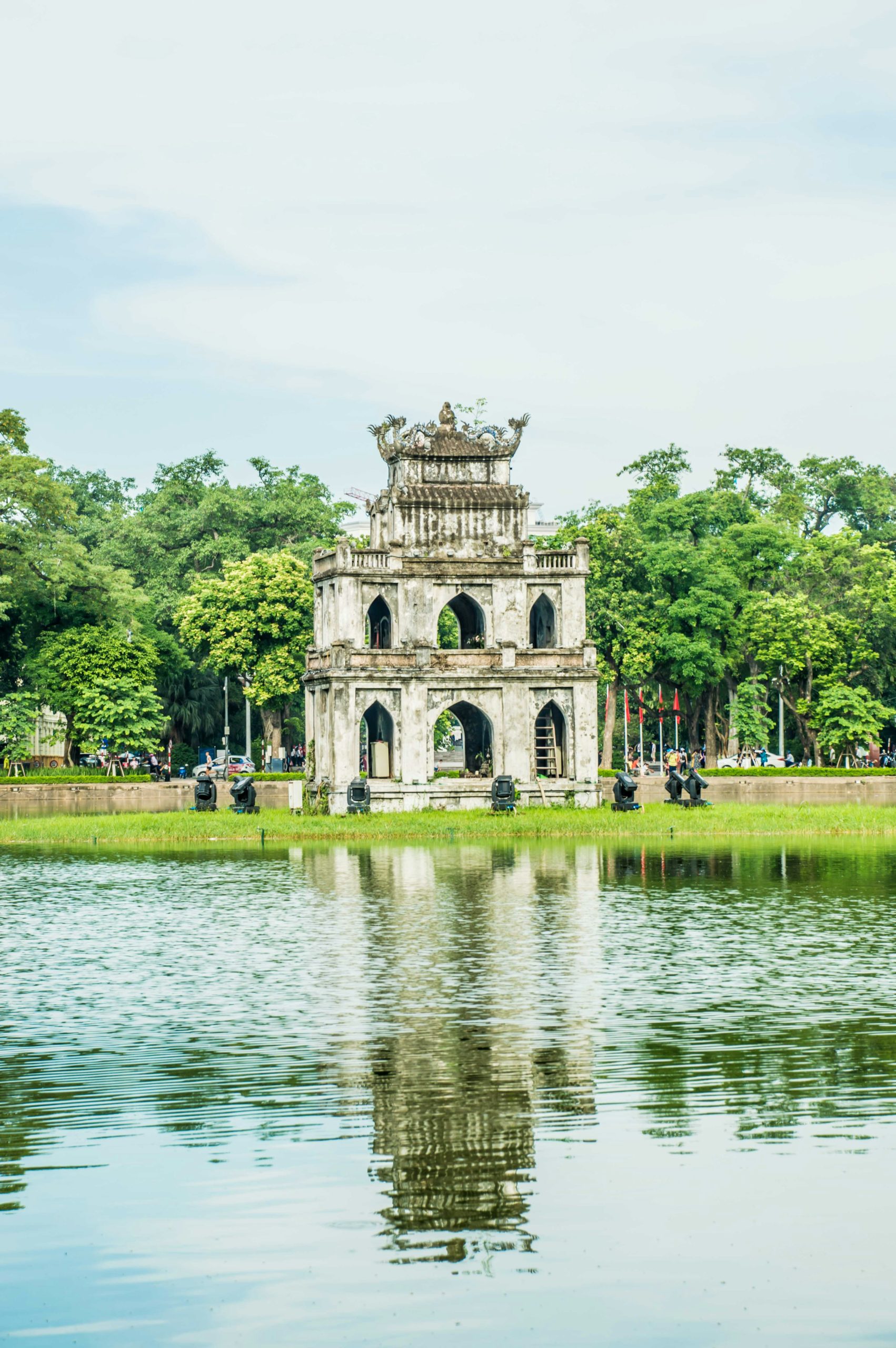 Voyage entre femmes au Vietnam : tour de la Tortue au milieu du lac Hoan Kiem à Hanoï reflétée dans l’eau – Salma Travel