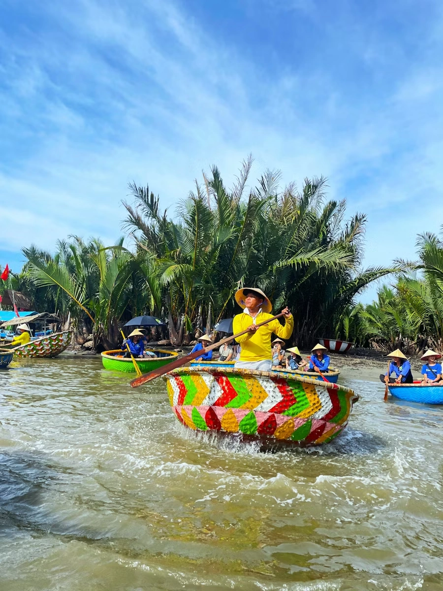 Voyage entre femmes au Vietnam : balade en coracle coloré dans la forêt de cocotiers d’eau à Hoi An – Salma Travel